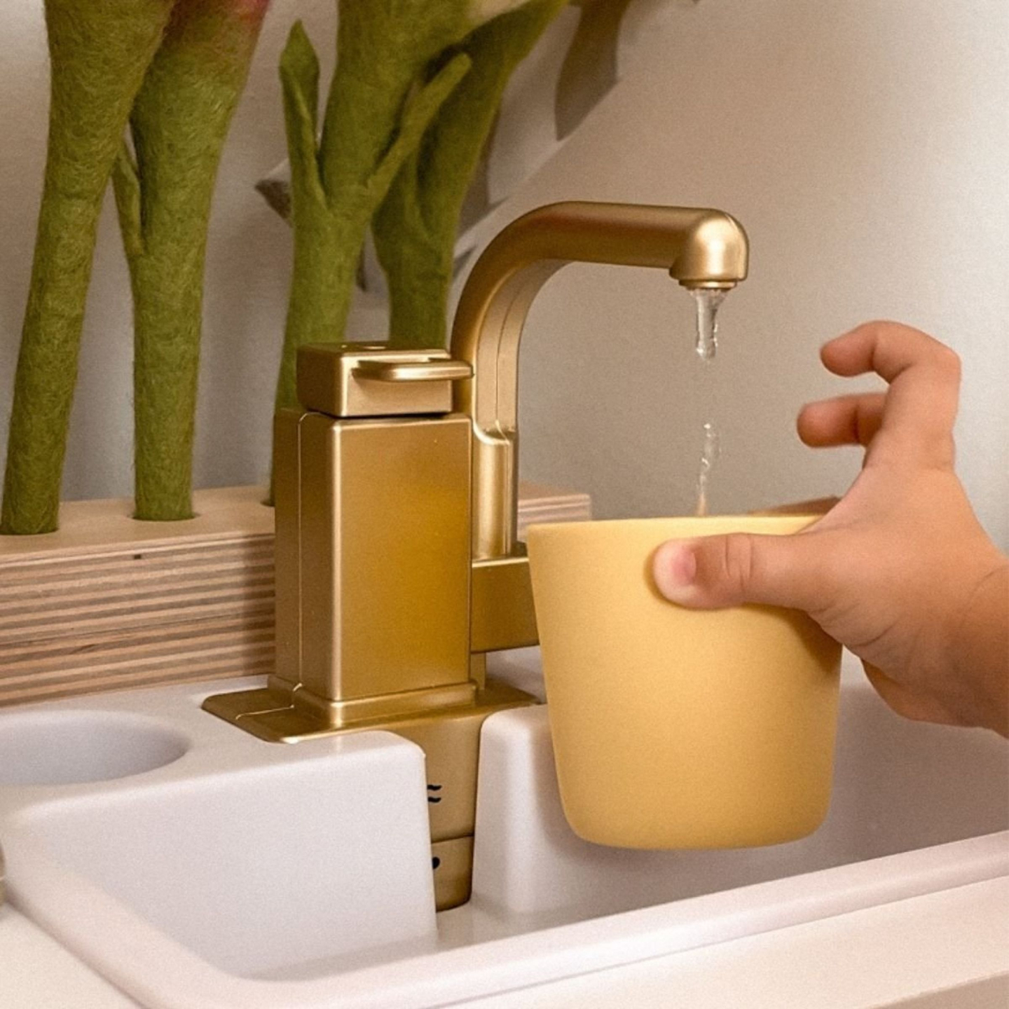 XXXXL liela koka interaktīvā virtuve ar LED apgaismojumu, veļas mašīnu, mikroviļņu krāsns kafijas automātu un augļu un dārzeņu komplektu - 50 elementi