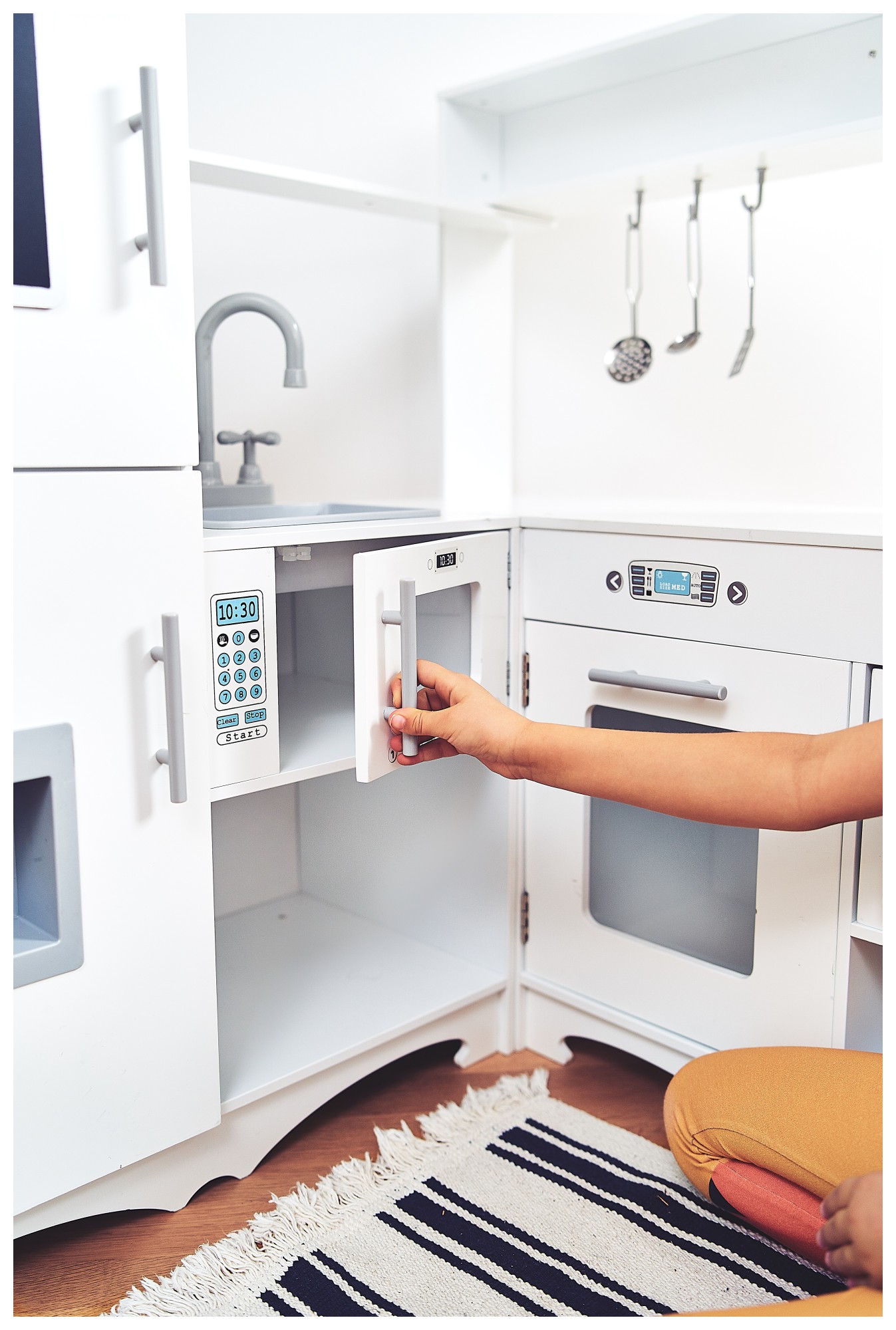 Stūra koka XXXL virtuve ar ledusskapi, cepeškrāsni, veļas mašīnu, priekšautu un piederumiem