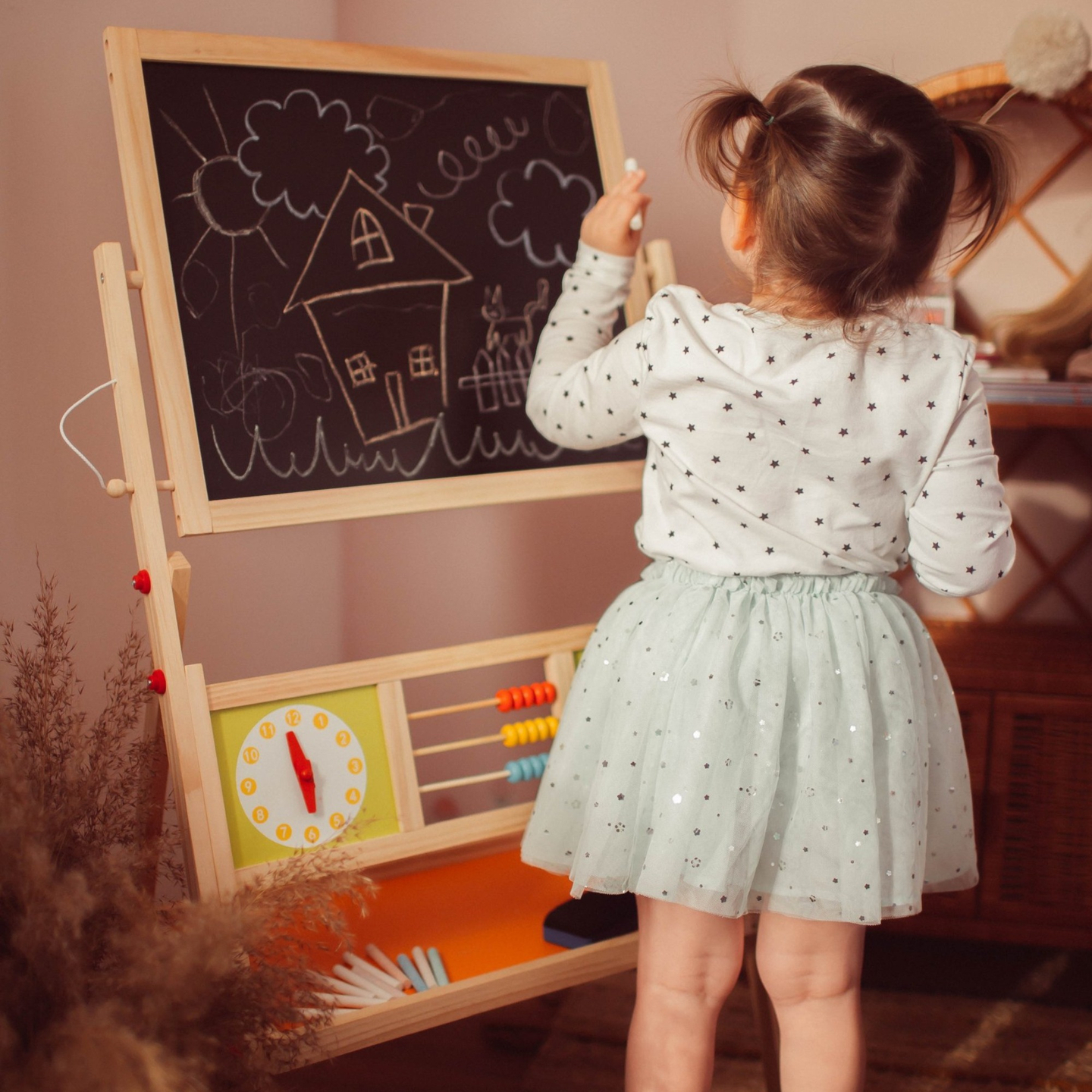 Liela izglītojoša divpusēja tāfele: magnētiskā un krīta tāfele - sausā izdzēšamā tāfele, koka