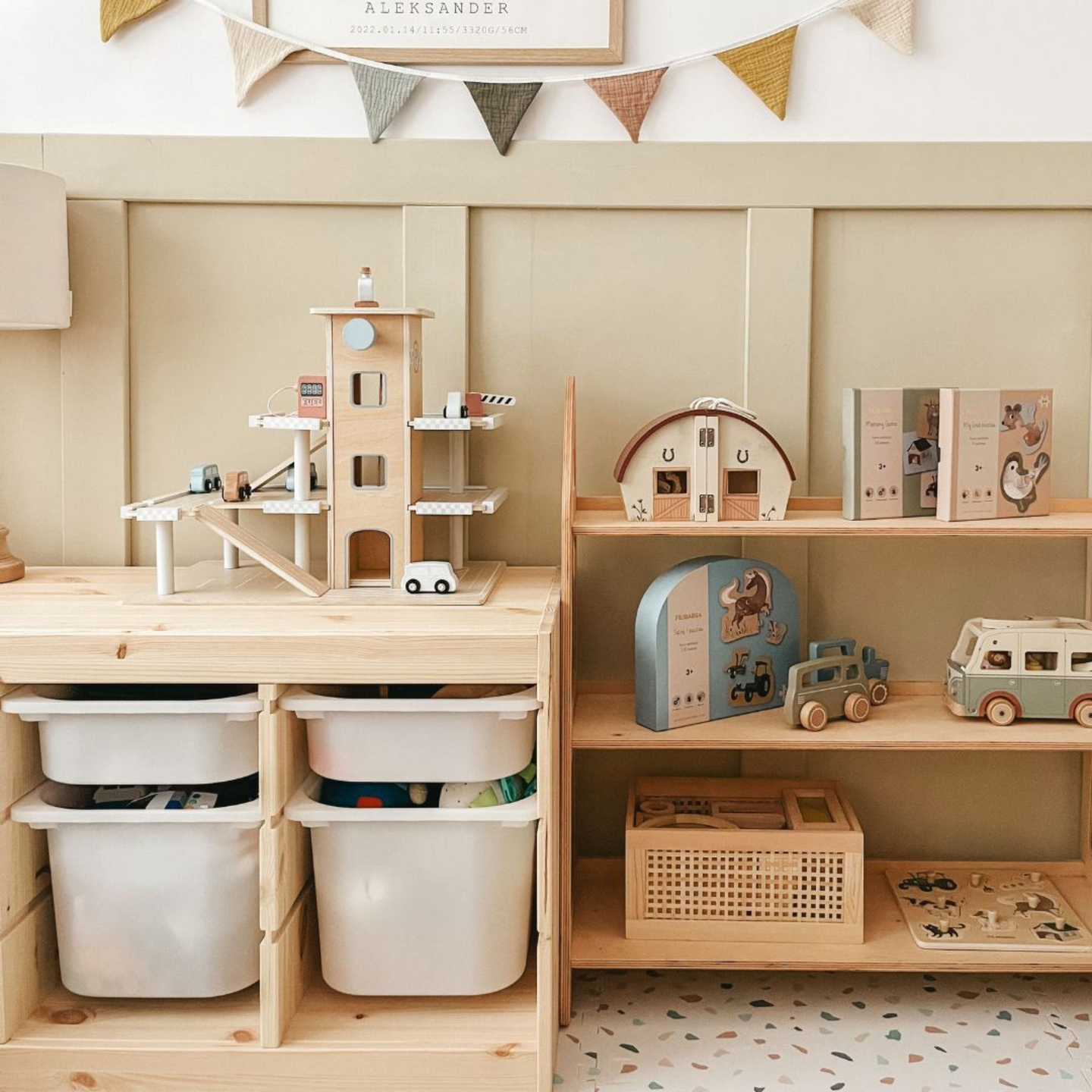 Koka trīsstāvu autostāvvieta ar liftu - garāža ar automašīnām un helikopteru