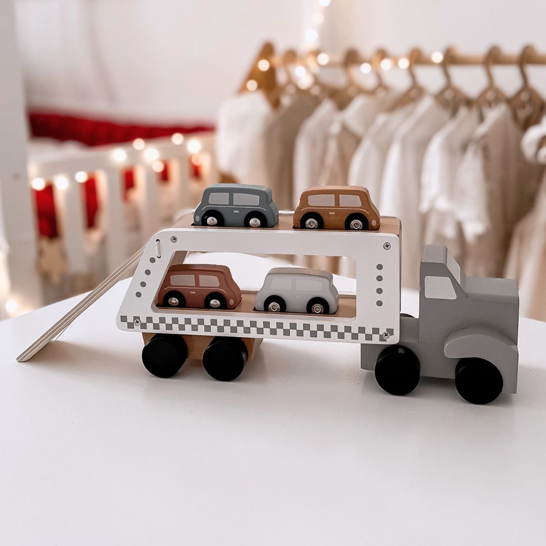 Koka kravas automašīna-piekabe ar 4 automašīnām