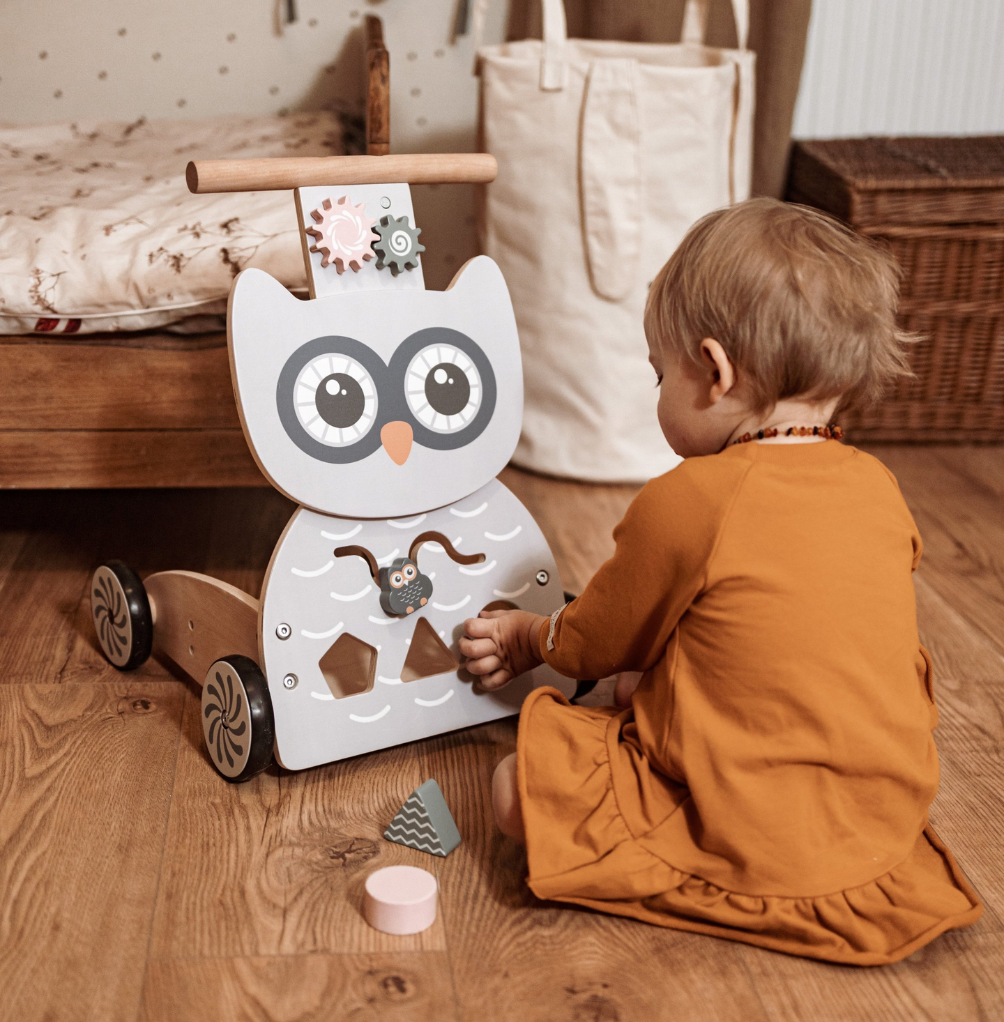 Koka daudzfunkcionāls stūmējs - stūmējs - ratiņi ar klučiem - Pūce