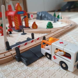 Koka vilciens, ar akumulatoru darbināms vilciens - Ugunsdzēsēji, sliedes, automašīnas, tilti, barjera