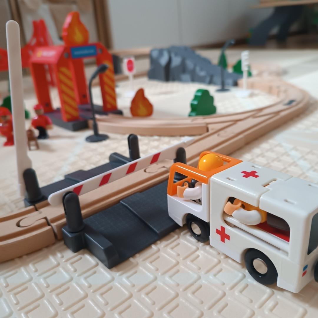 Koka vilciens, ar akumulatoru darbināms vilciens - Ugunsdzēsēji, sliedes, automašīnas, tilti, barjera