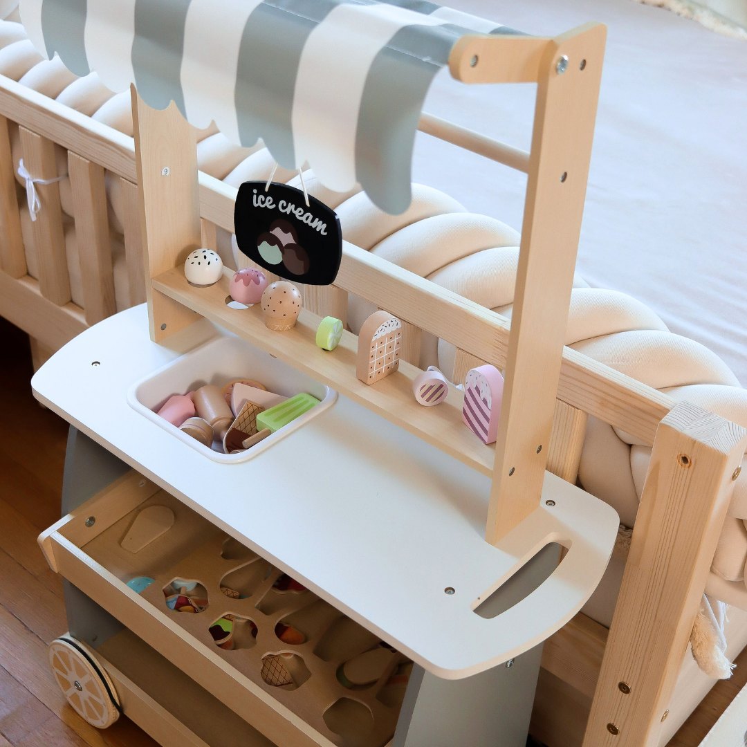 Koka saldējuma salons uz riteņiem - saldējuma ratiņi