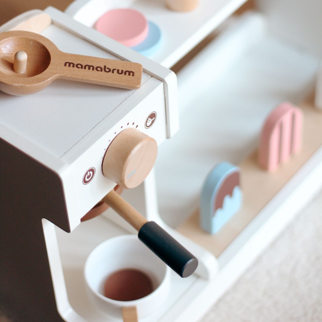 Koka saldējuma salons ar kafijas automātu - kafejnīca ar piederumiem