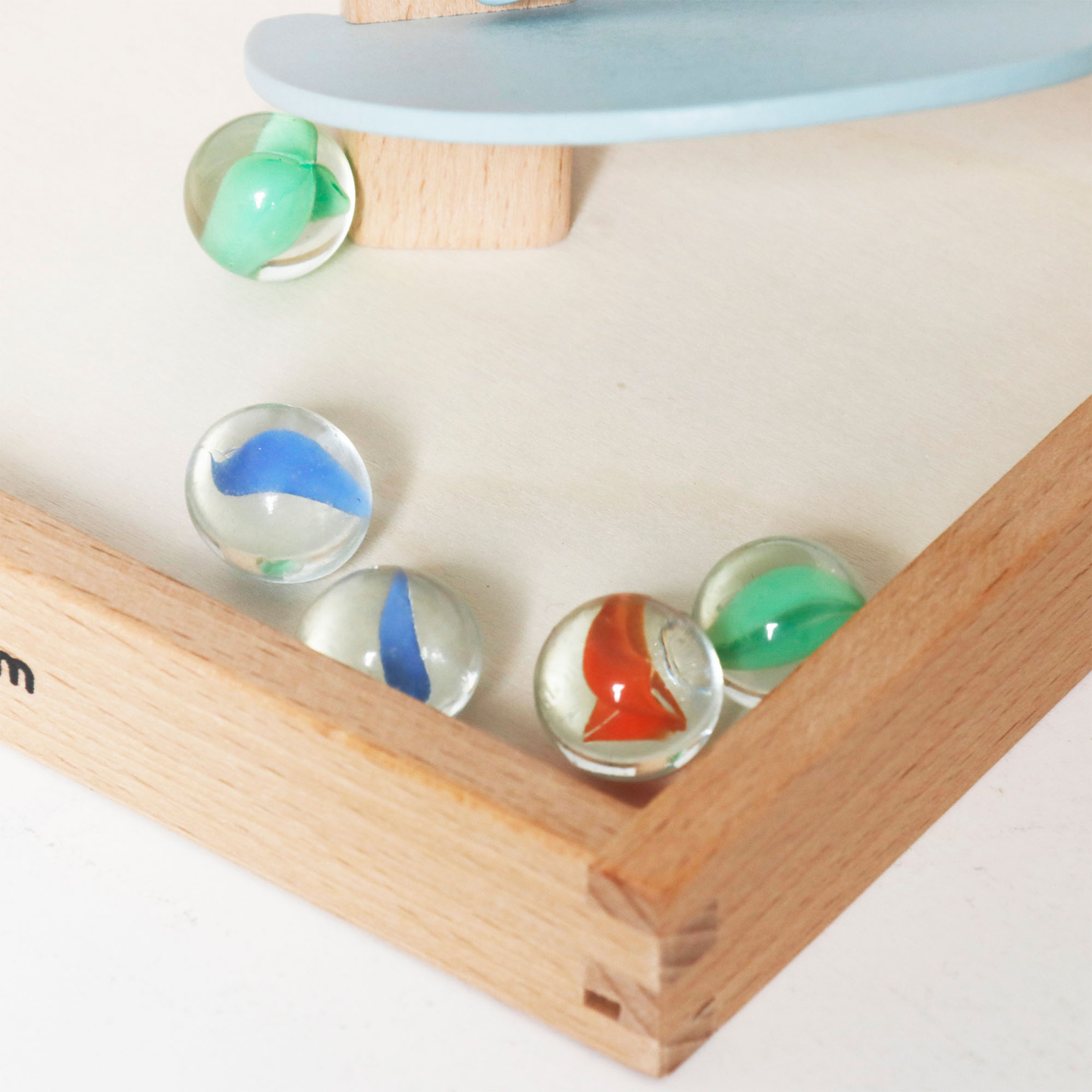 Koka kulodroms - skaņas koks ar bumbiņām