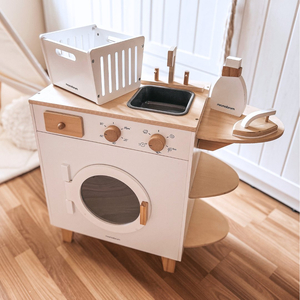 Koka veļas mašīna ar gludekli, grozu un veļas mazgāšanas šķidrumu