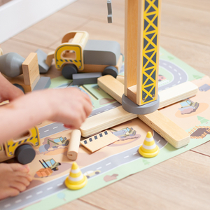 Koka būvlaukums ar lielu mobilo celtni un transportlīdzekļiem, torņa celtnis