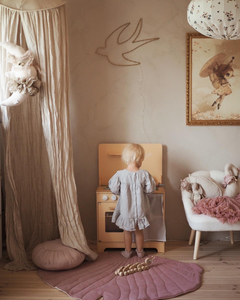 Koka virtuve ar priekšautu, aksesuāriem un LED apgaismojumu