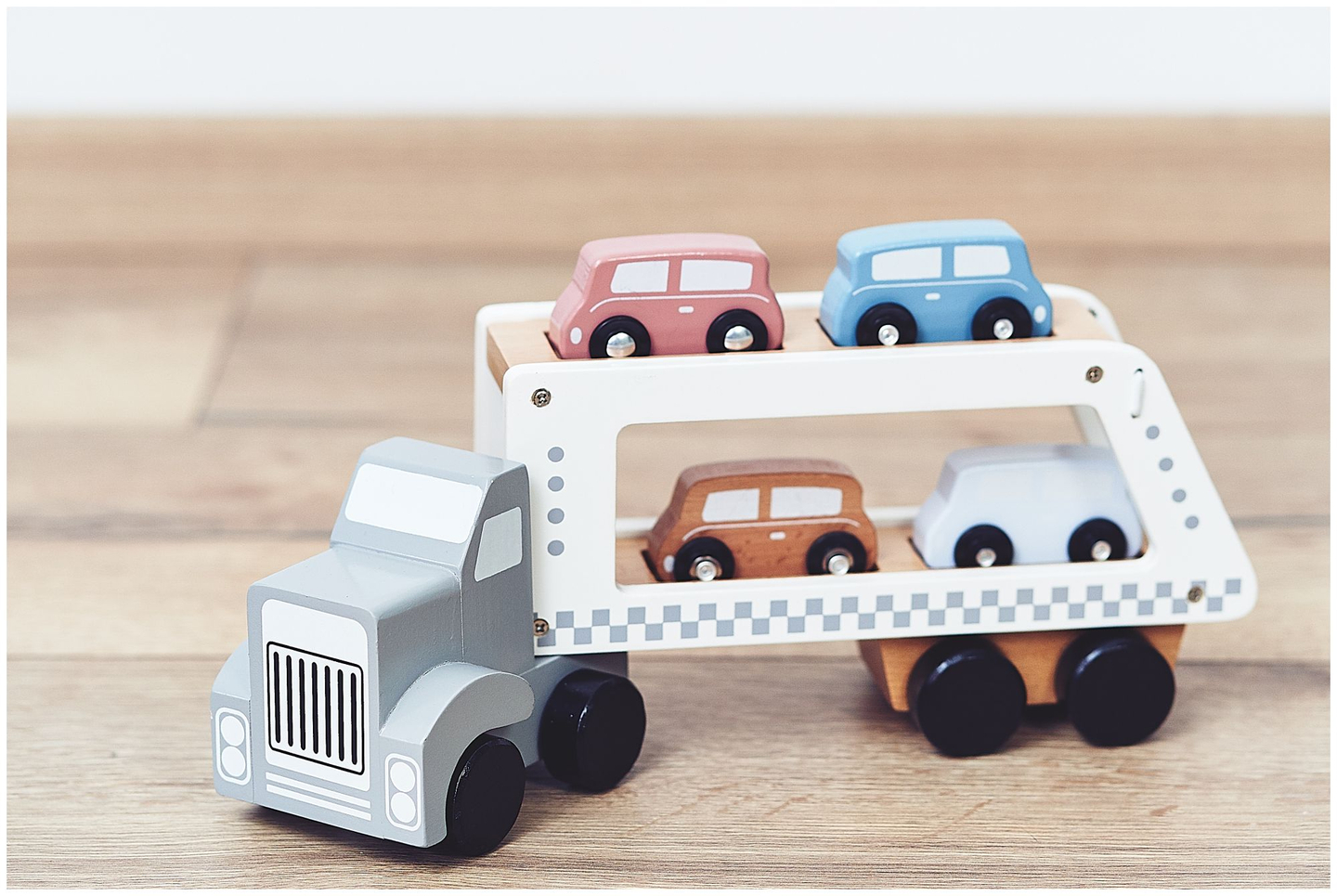 Koka kravas automašīna-piekabe ar 4 automašīnām