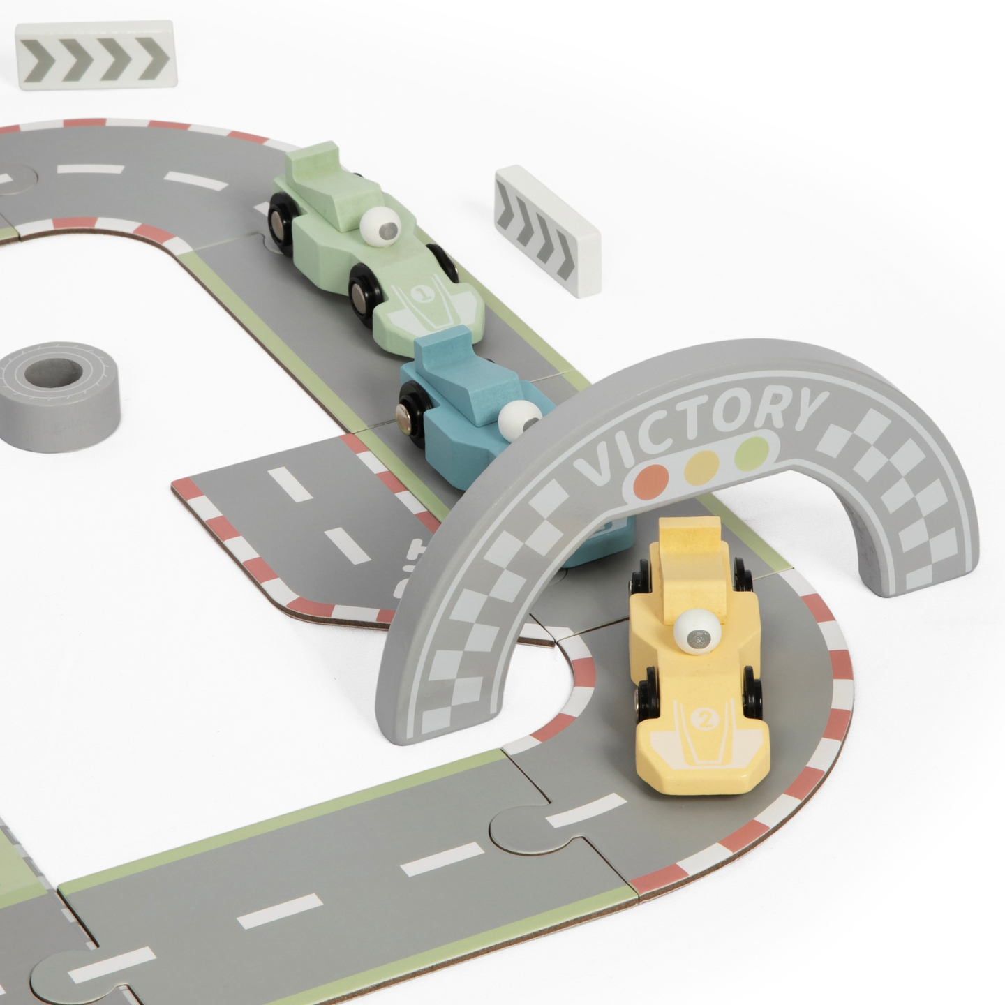 Magnētisks čemodāns ar sacīkšu trasi, koka transportlīdzekļiem un ceļa piederumiem