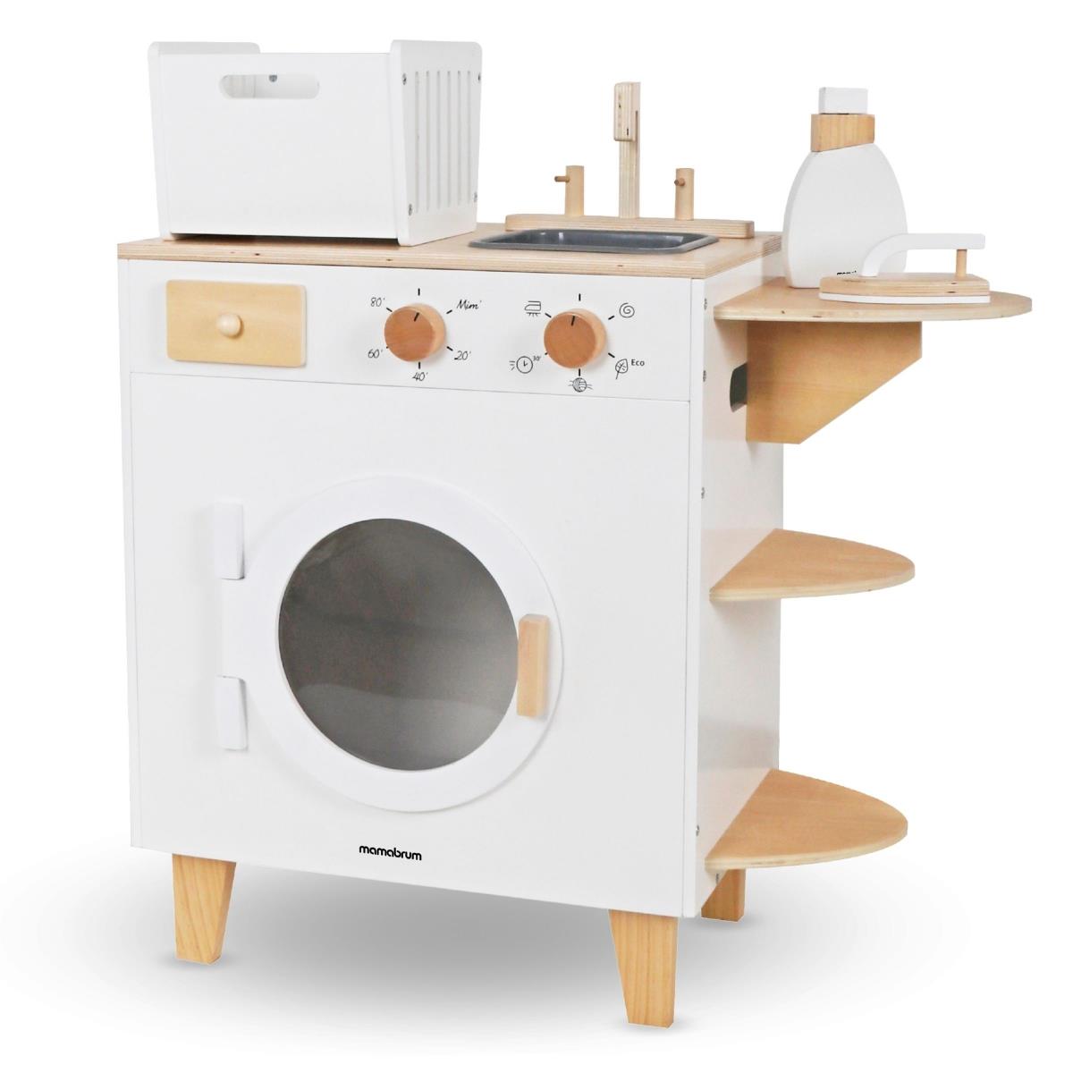 Koka veļas mašīna ar gludekli, grozu un veļas mazgāšanas šķidrumu