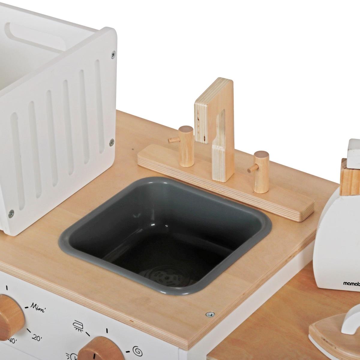 Koka veļas mašīna ar gludekli, grozu un veļas mazgāšanas šķidrumu