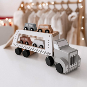 Koka kravas automašīna-piekabe ar 4 automašīnām