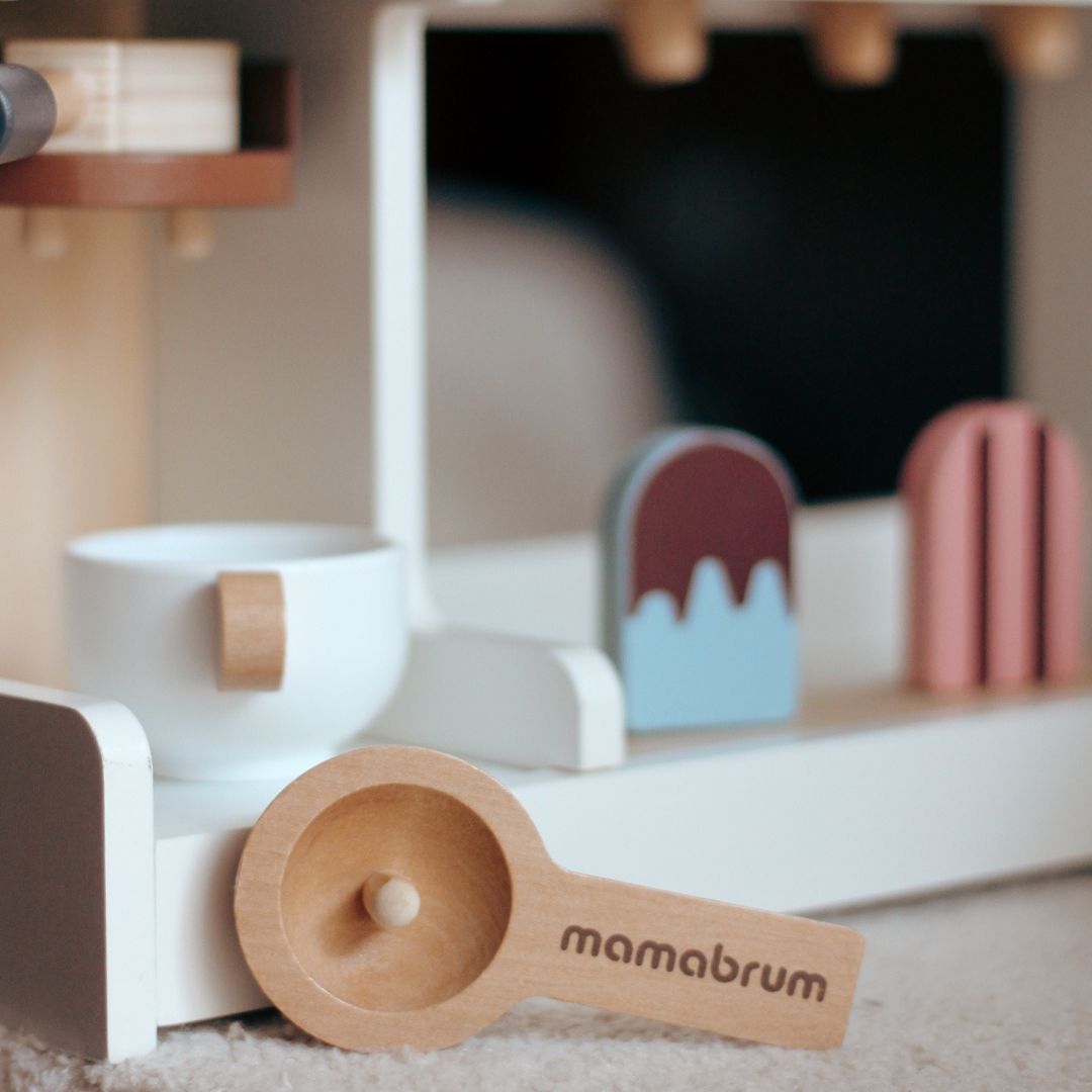 Koka saldējuma salons ar kafijas automātu - kafejnīca ar piederumiem