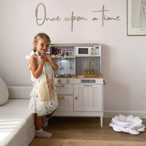 Koka balta virtuve ar piederumiem un priekšautu