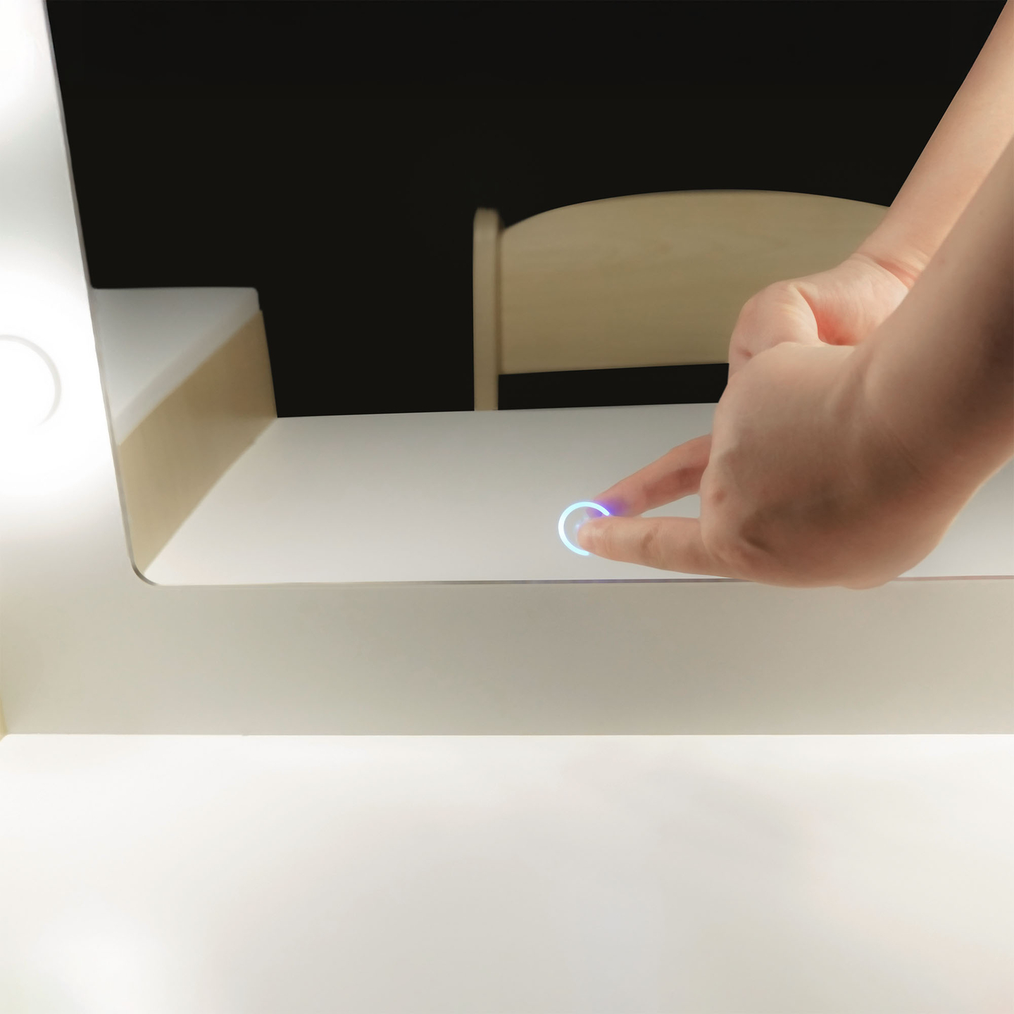 Bērnu koka tualetes galdiņš ar krēslu, piederumiem un LED apgaismojumu