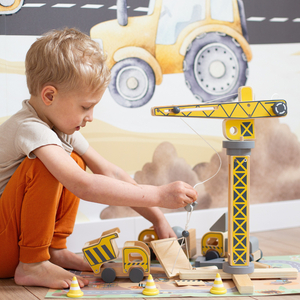 Koka būvlaukums ar lielu mobilo celtni un transportlīdzekļiem, torņa celtnis