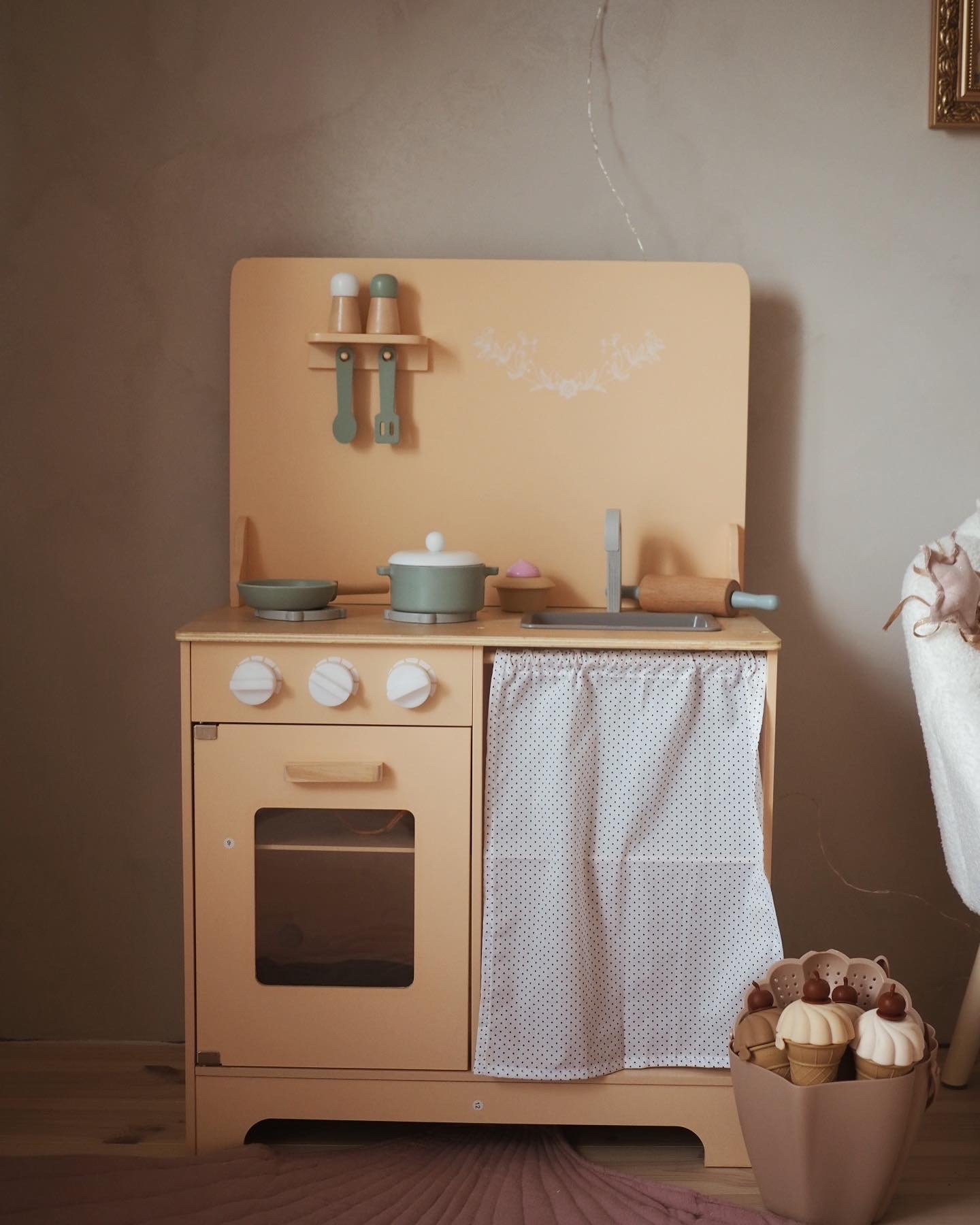 Koka virtuve ar priekšautu, aksesuāriem un LED apgaismojumu