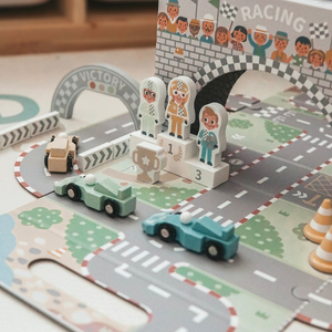 Magnētisks čemodāns ar sacīkšu trasi, koka transportlīdzekļiem un ceļa piederumiem