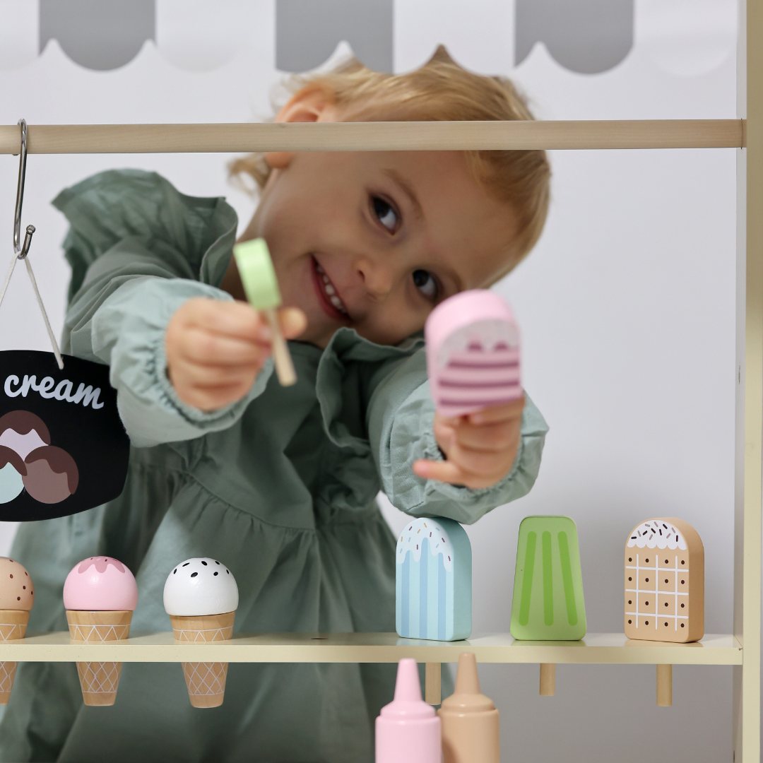 Koka saldējuma salons uz riteņiem - saldējuma ratiņi