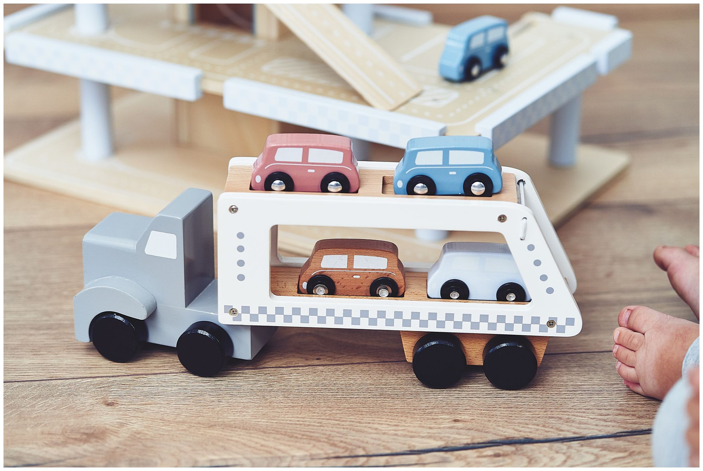 Koka kravas automašīna-piekabe ar 4 automašīnām