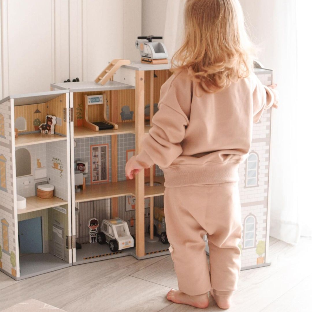 Liels saliekams ugunsdzēsēju depo ar policijas iecirkni - koka komplekts. Ugunsdzēsēju un policijas iecirknis ar piederumiem.