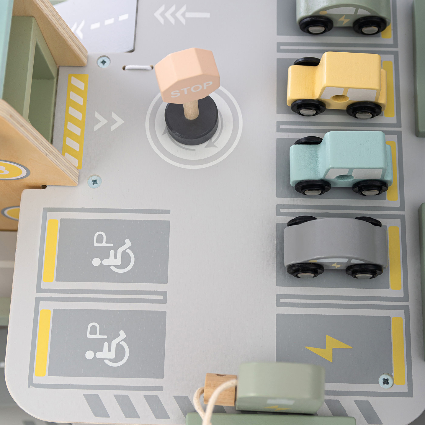 Koka trīsstāvu garāža bērniem ar aksesuāriem – autostāvvieta, degvielas uzpildes stacija, automazgātava, helikopters