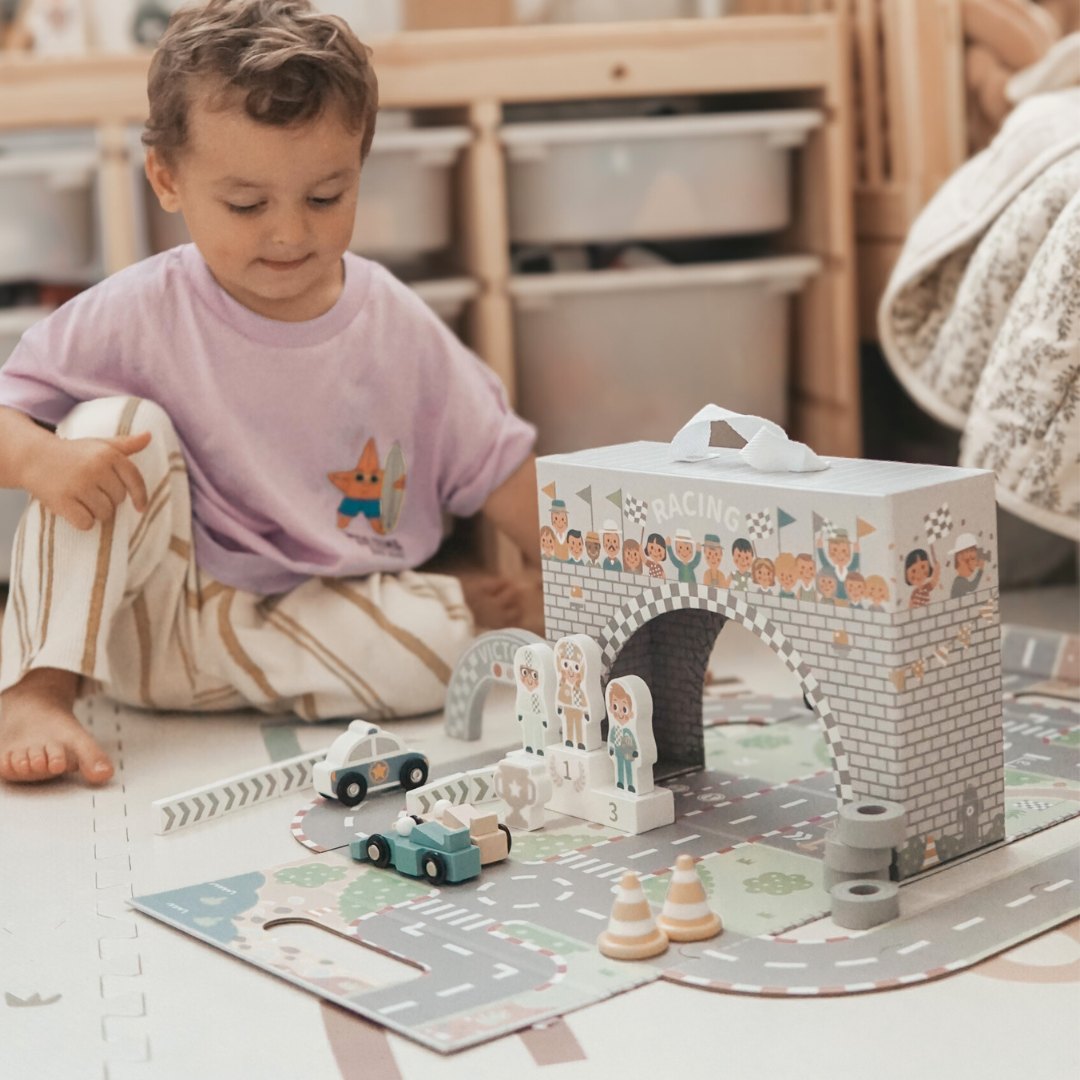 Magnētisks čemodāns ar sacīkšu trasi, koka transportlīdzekļiem un ceļa piederumiem