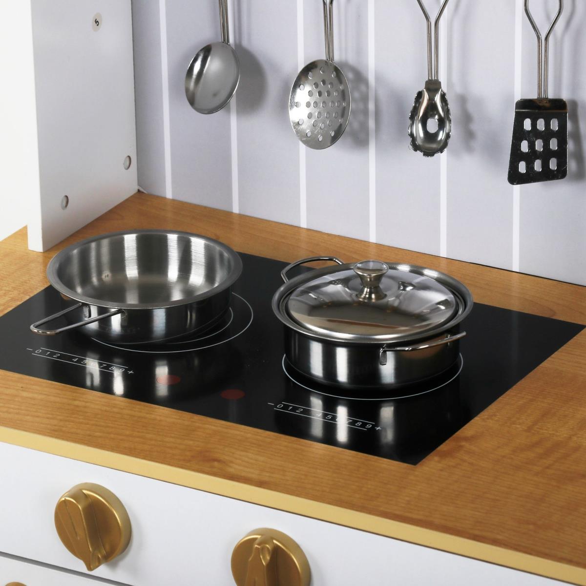 Koka balta virtuve ar piederumiem un priekšautu