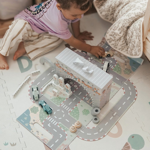 Magnētisks čemodāns ar sacīkšu trasi, koka transportlīdzekļiem un ceļa piederumiem