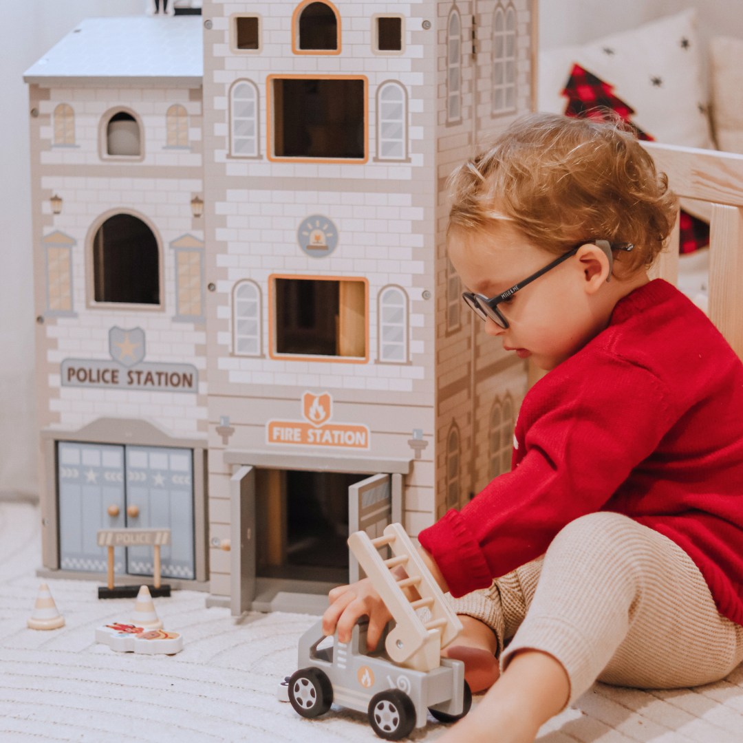 Liels saliekams ugunsdzēsēju depo ar policijas iecirkni - koka komplekts. Ugunsdzēsēju un policijas iecirknis ar piederumiem.