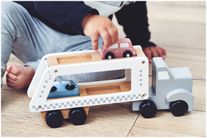 Koka kravas automašīna-piekabe ar 4 automašīnām