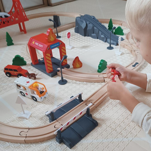 Koka vilciens, ar akumulatoru darbināms vilciens - Ugunsdzēsēji, sliedes, automašīnas, tilti, barjera