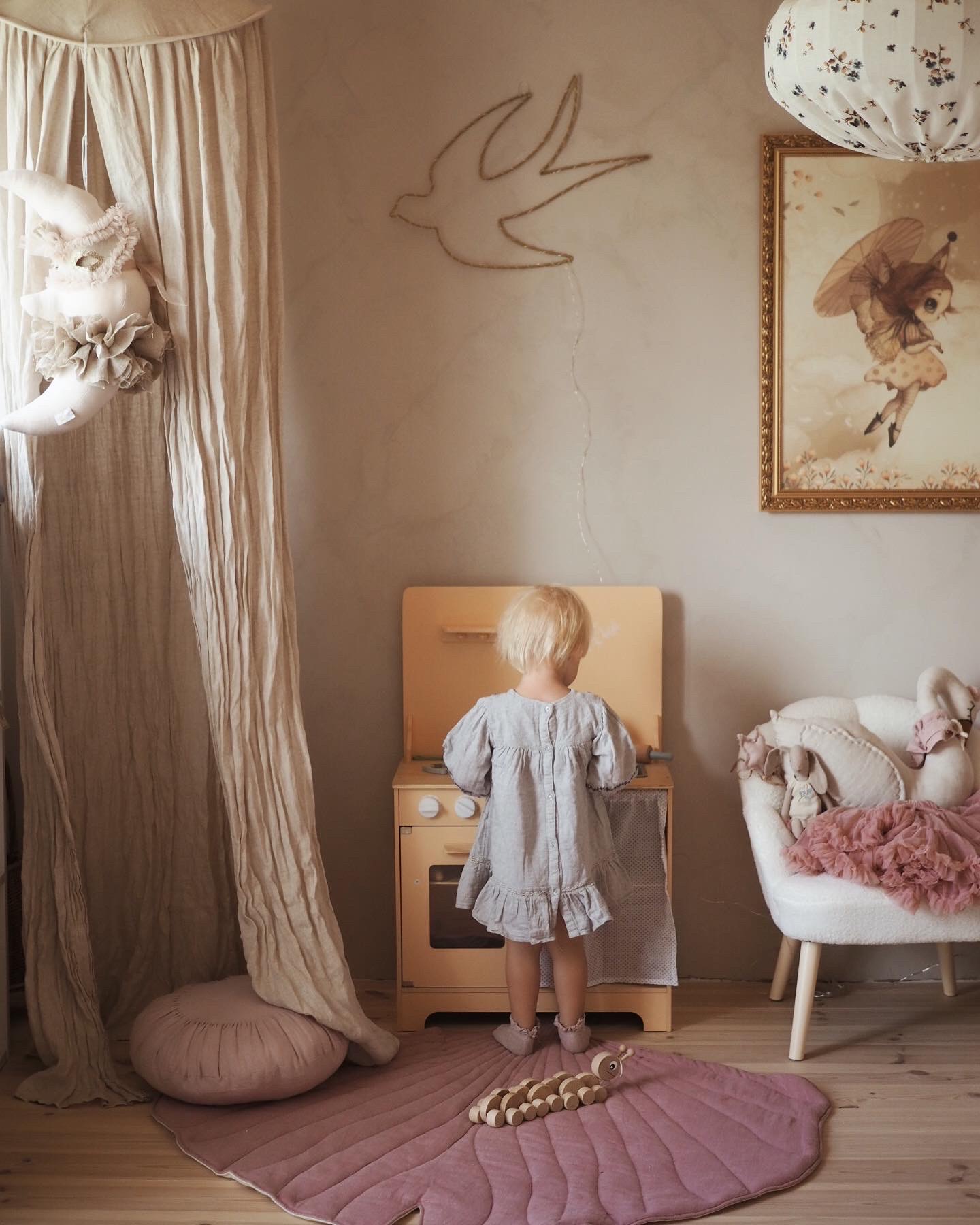 Koka virtuve ar priekšautu, aksesuāriem un LED apgaismojumu