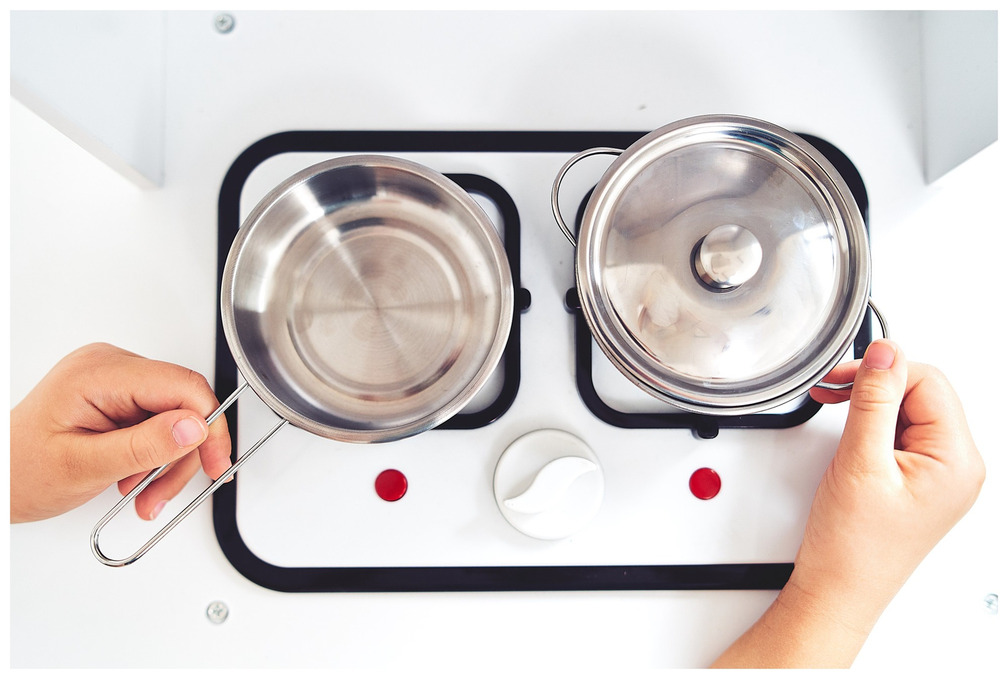 Stūra koka XXXL virtuve ar ledusskapi, cepeškrāsni, veļas mašīnu, priekšautu un piederumiem