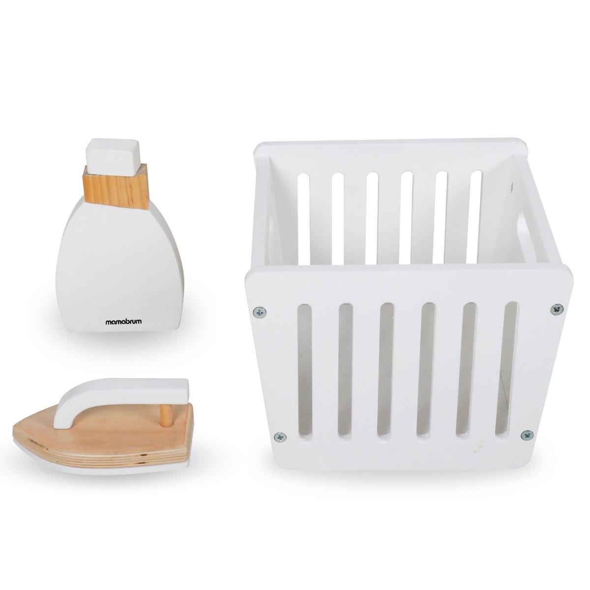 Koka veļas mašīna ar gludekli, grozu un veļas mazgāšanas šķidrumu