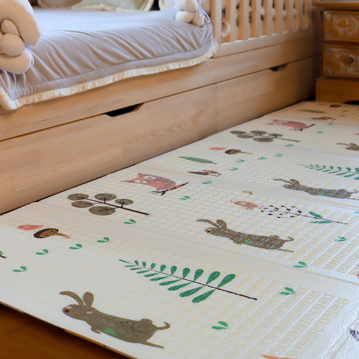 Divpusējs putuplasta paklājs XXL - salokāms 1 CM (mežs ar lācīti un zirgiem)