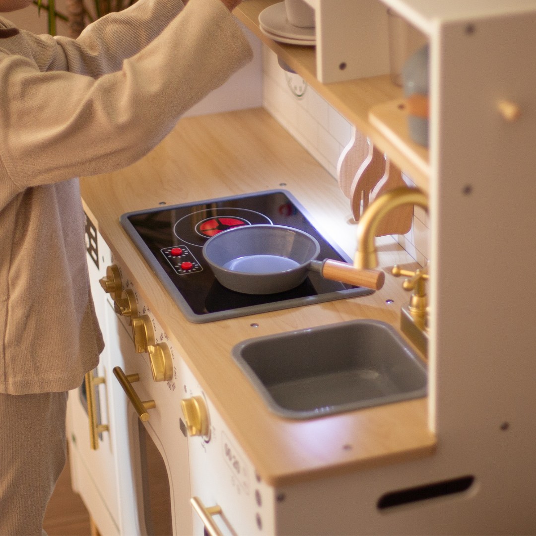 Interaktīvā XXL koka virtuve ar piederumiem un LED apgaismojumu - divlīmeņu