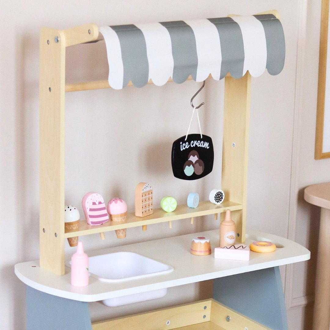 Koka saldējuma salons uz riteņiem - saldējuma ratiņi