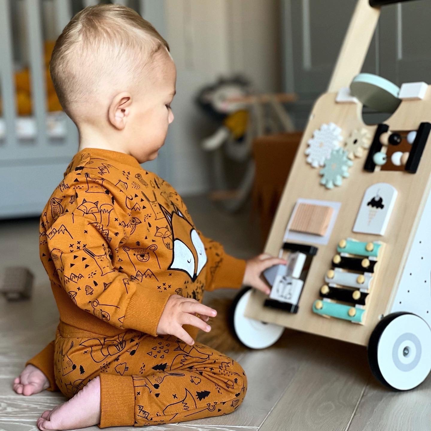 Koka, izglītojošs bērnu staigulītis / bērnu ratiņi - manipulatīvais dēlis