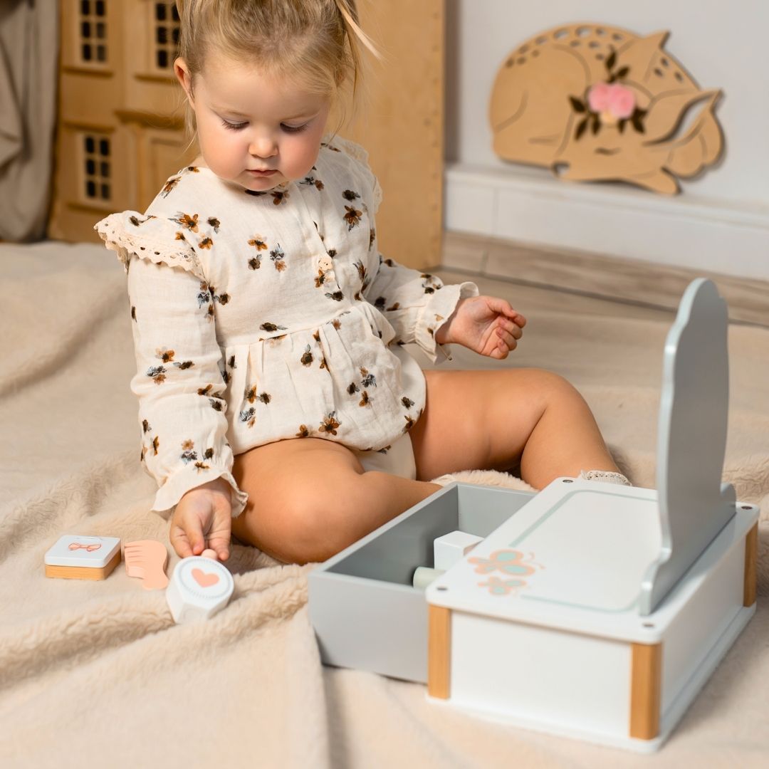 Bērnu koka tualetes galdiņš ar piederumiem