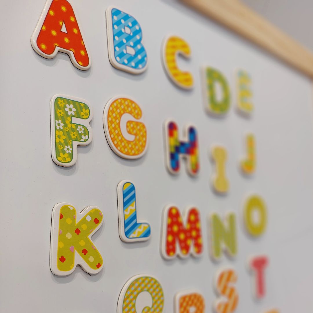 Liela izglītojoša divpusēja tāfele: magnētiskā un krīta tāfele - sausā izdzēšamā tāfele, koka