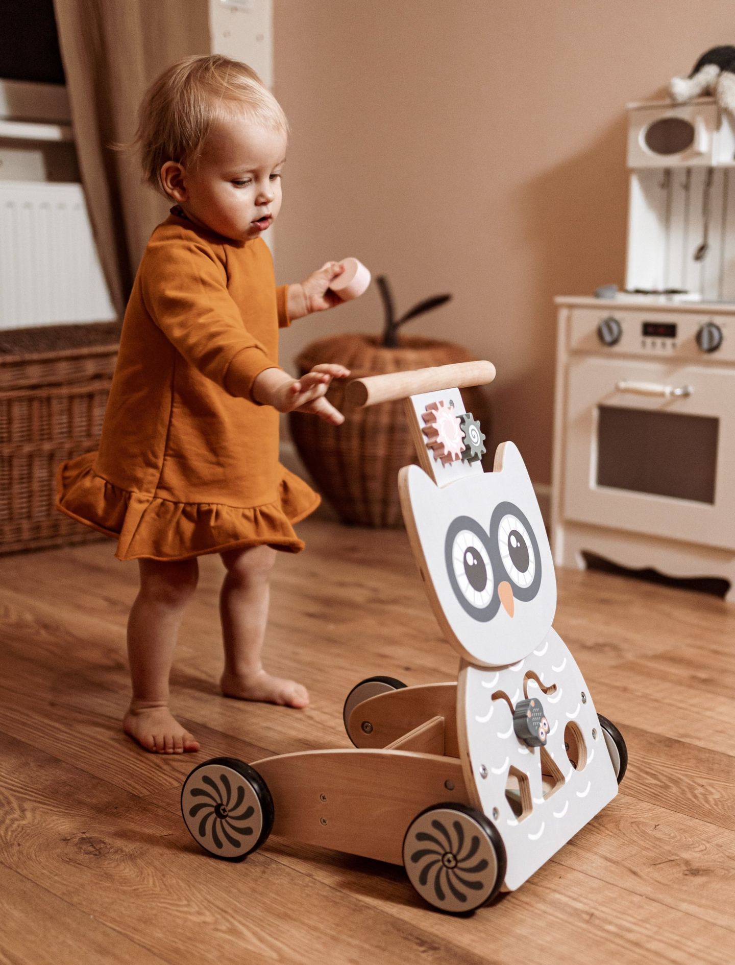 Koka daudzfunkcionāls stūmējs - stūmējs - ratiņi ar klučiem - Pūce