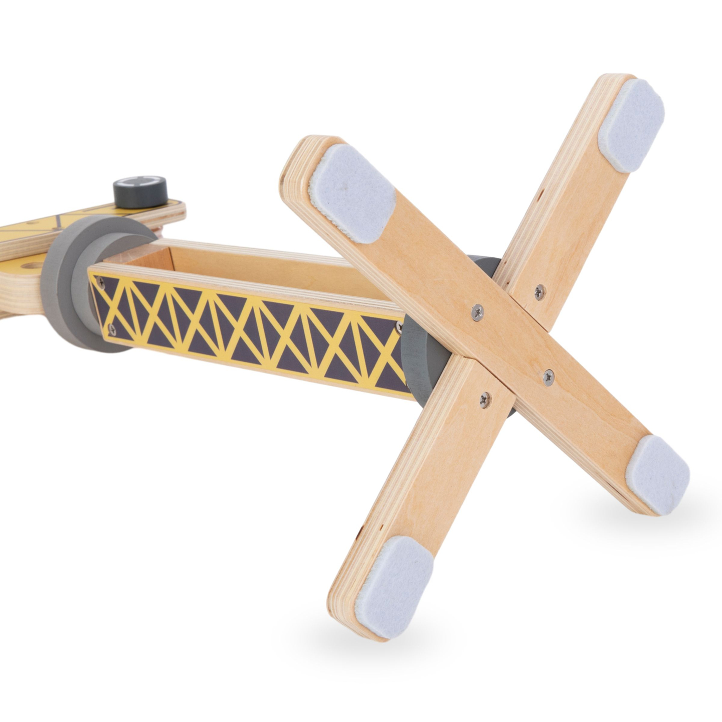 Koka būvlaukums ar lielu mobilo celtni un transportlīdzekļiem, torņa celtnis