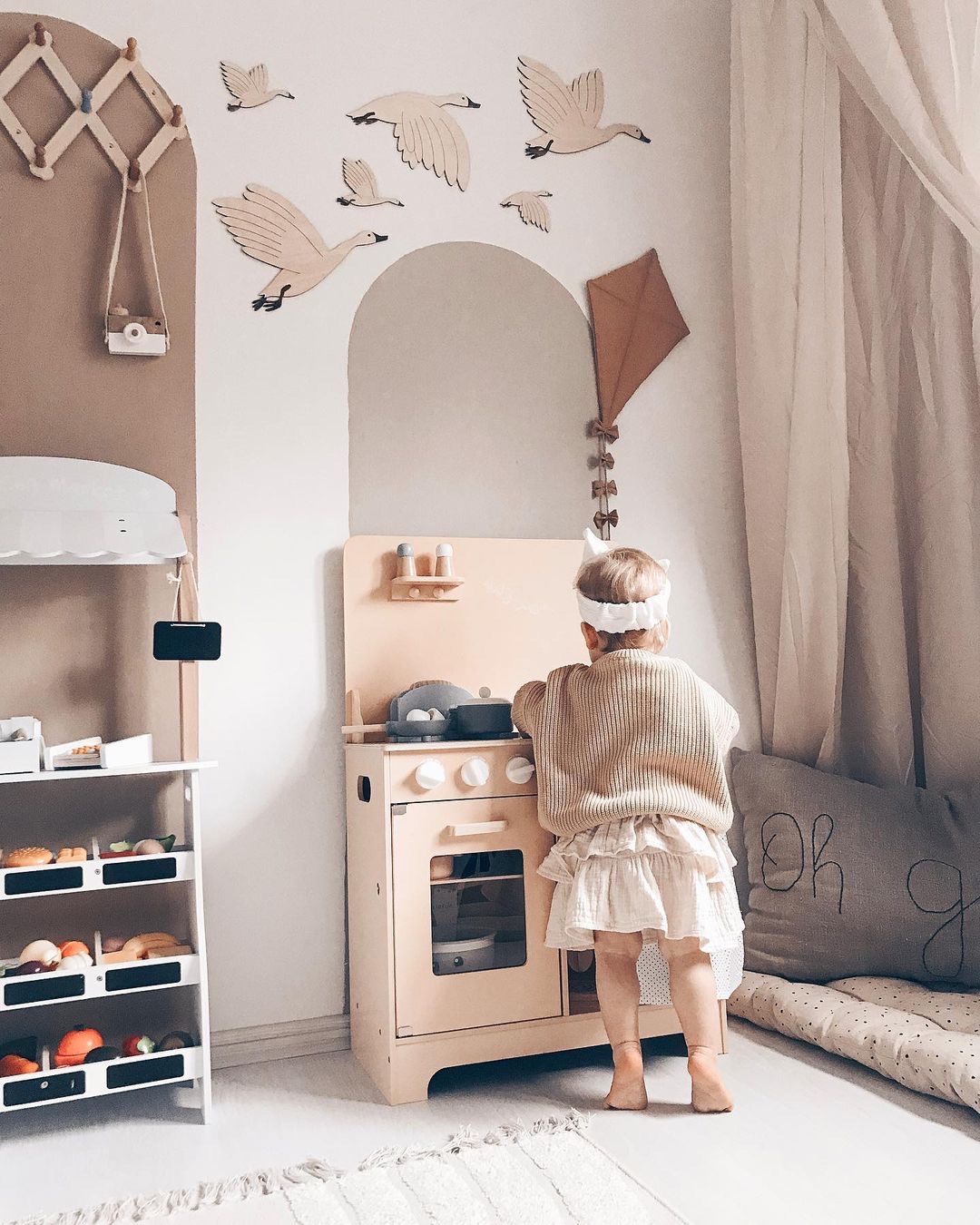 Koka virtuve ar priekšautu, aksesuāriem un LED apgaismojumu