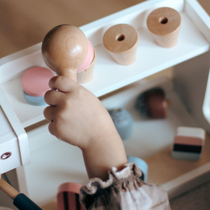 Koka saldējuma salons ar kafijas automātu - kafejnīca ar piederumiem