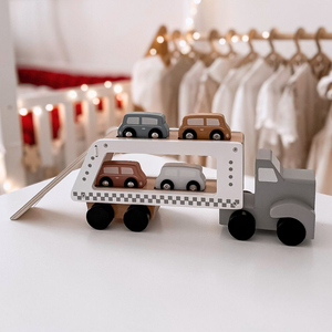 Koka kravas automašīna-piekabe ar 4 automašīnām