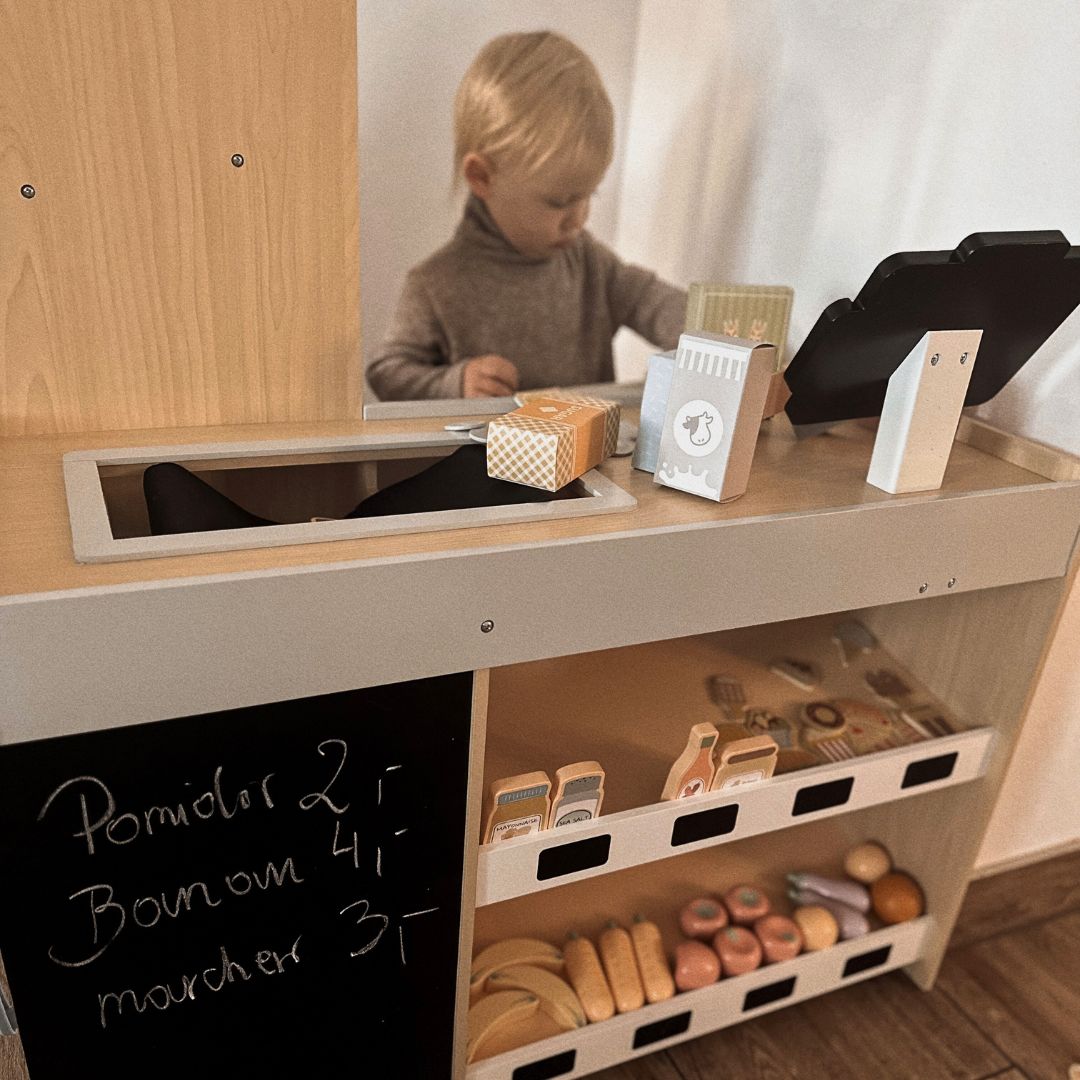 Koka dārzeņu tirgus - liels XXL stends, veikals ar spēļu kases aparātu